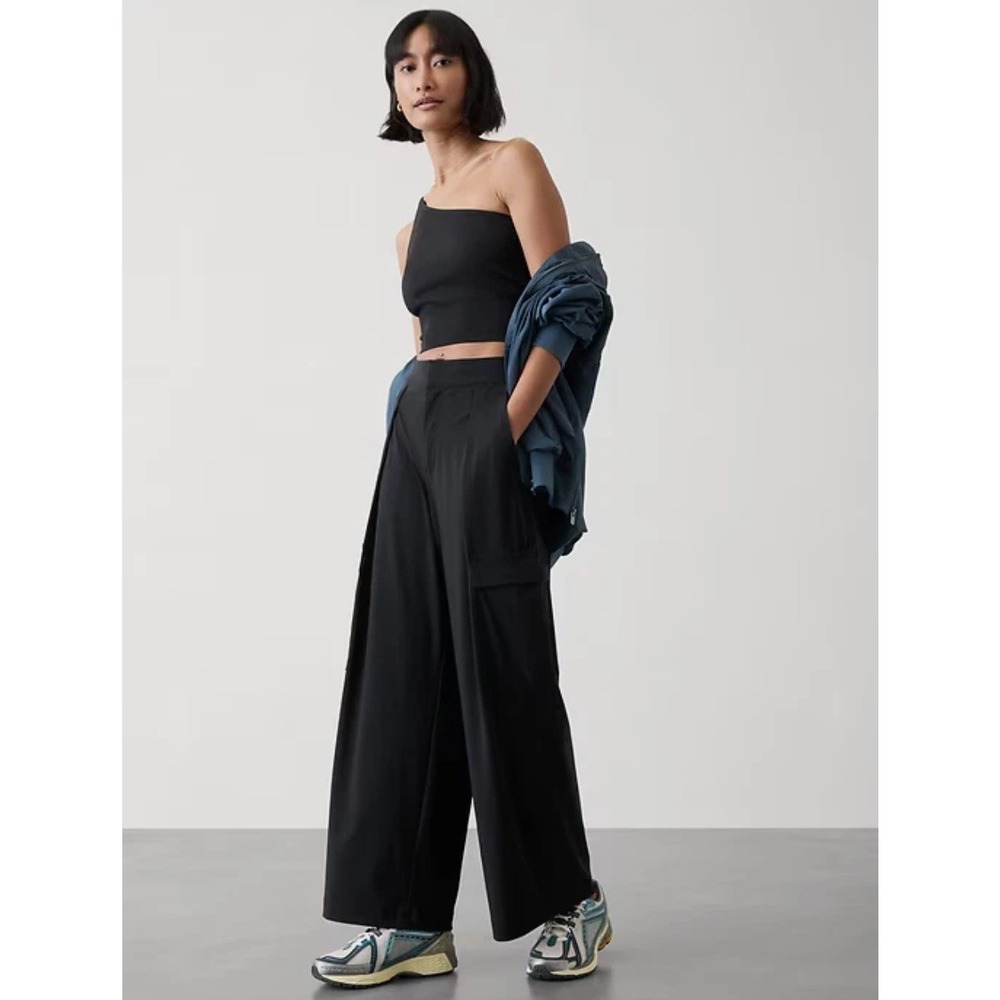 Athleta Pinnacle High Rise Cargo Trouser Black Wide Leg Pants Women's Size 6 NWT